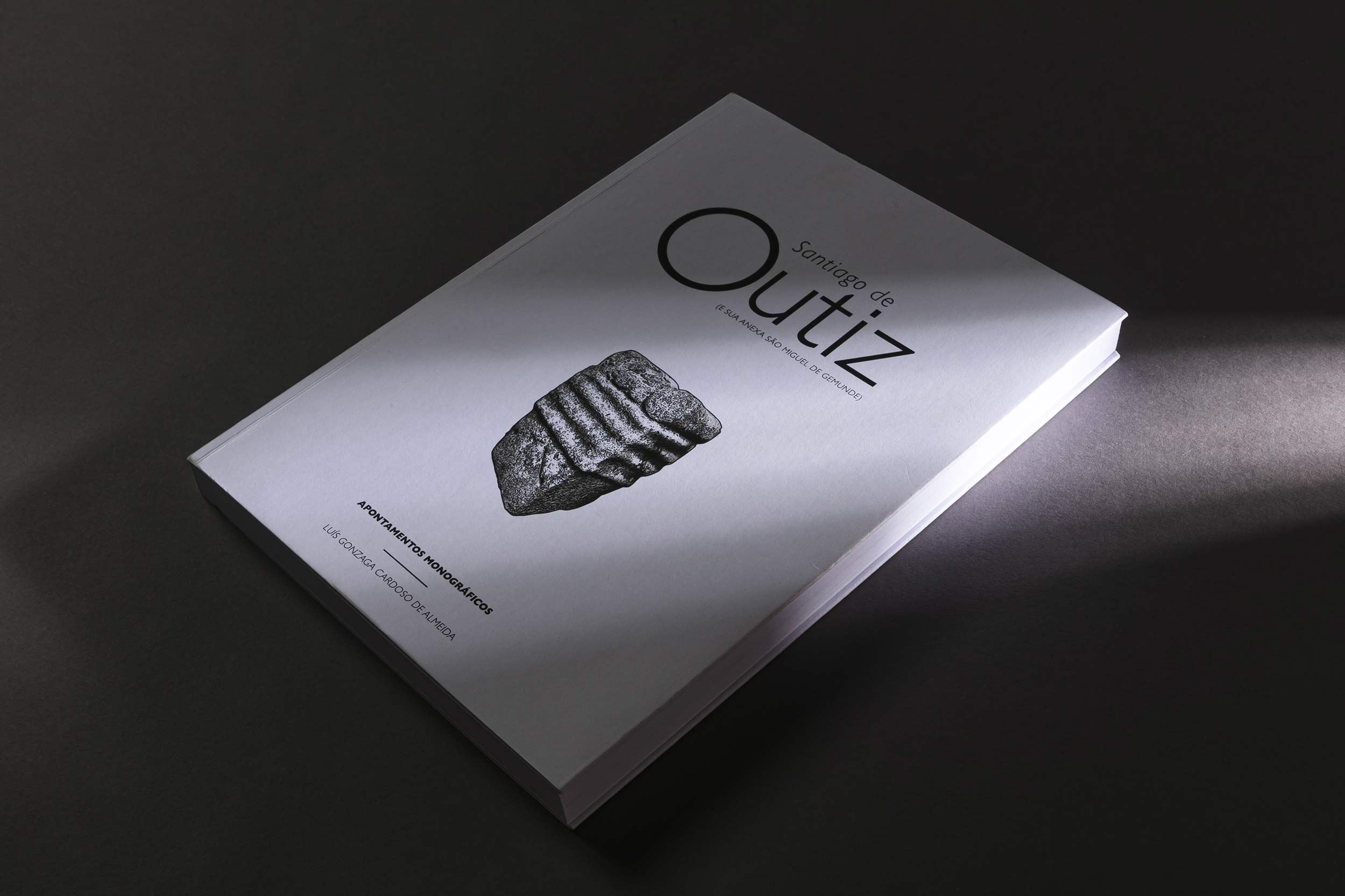 Book Design Monografia de Outiz, by Sandrine Carole. 2015
