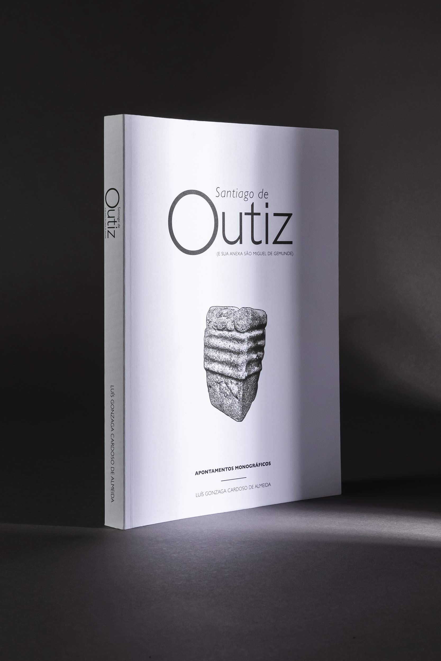 Book Design Monografia de Outiz, by Sandrine Carole. 2015