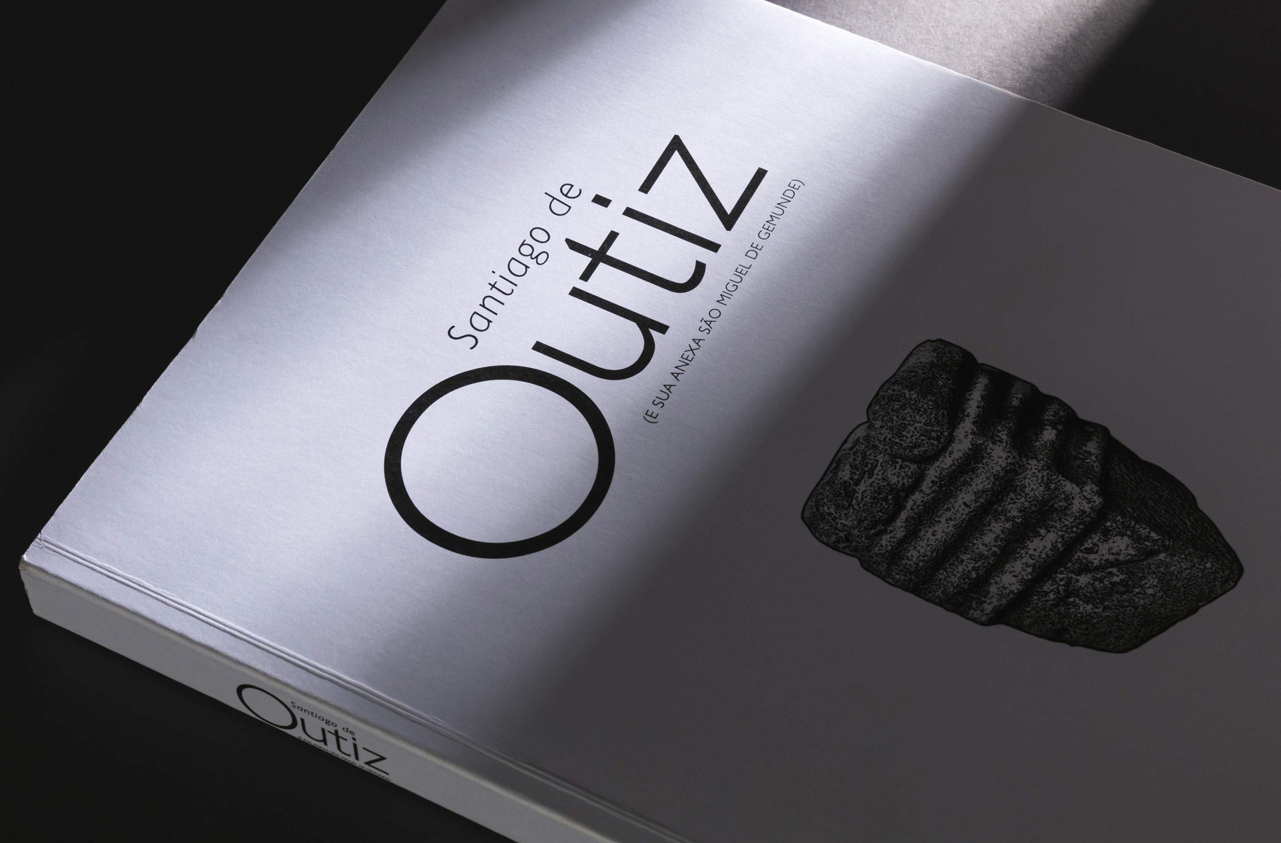 Book Design Monografia de Outiz, by Sandrine Carole. 2015