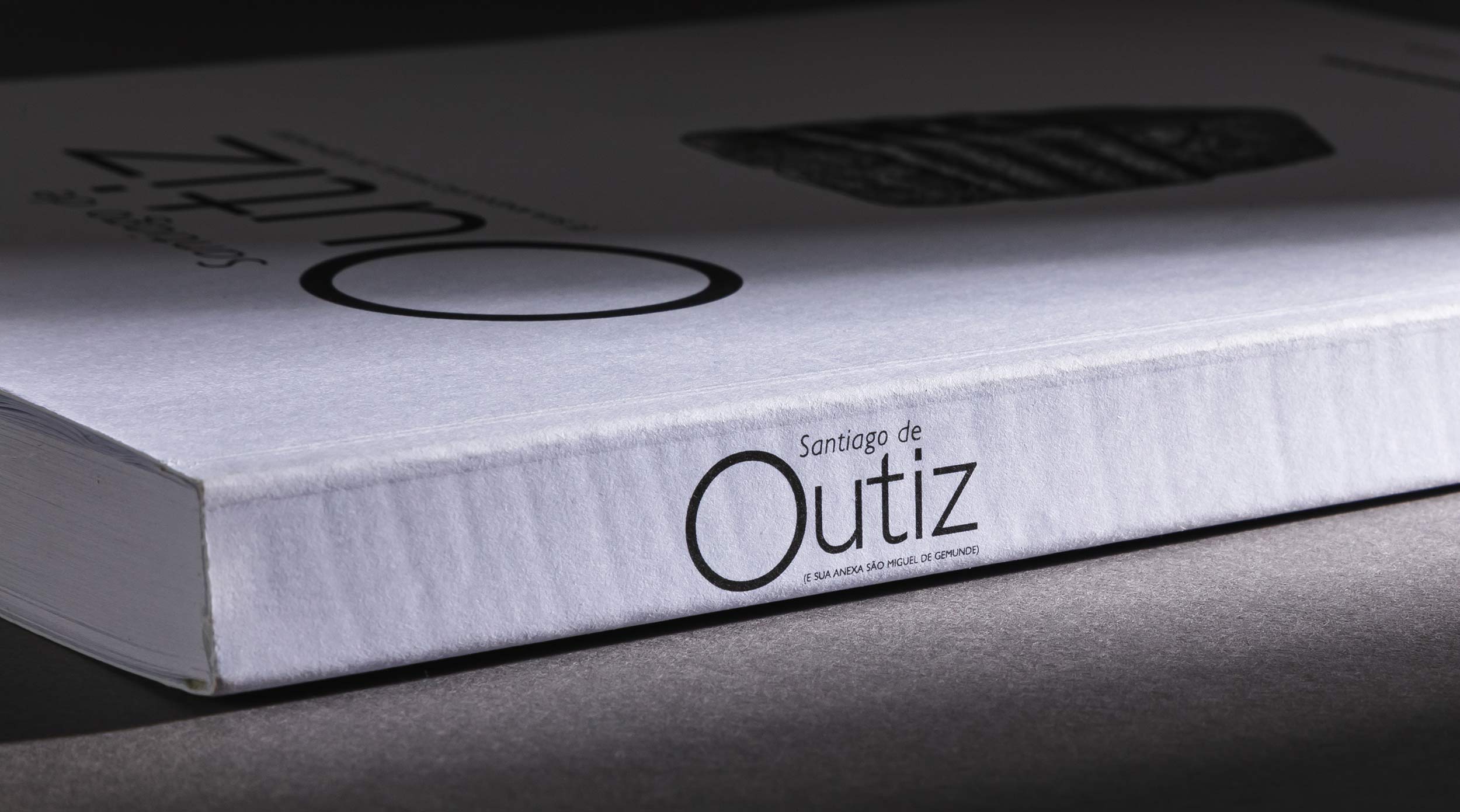 Book Design Monografia de Outiz, by Sandrine Carole. 2015